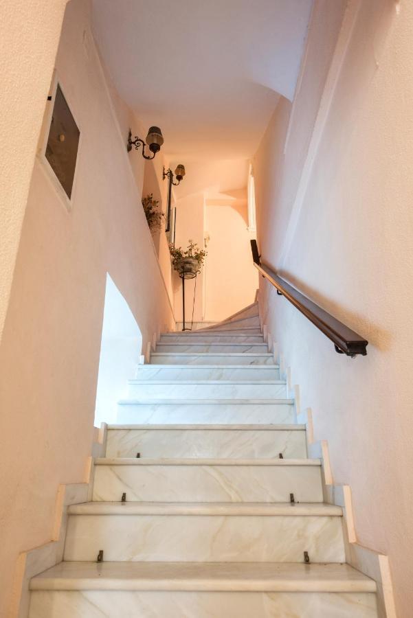 The Old Mansion * Sinarades